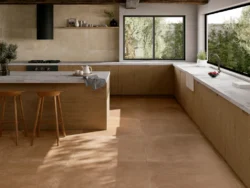 Płytki gresowe piaskowy beż w kuchni pomiędzy szafkami - Vitacer Argile Sand 60x120