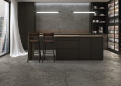 Płytki imitujące kamień do kuchni - Peronda Museum CHICAGO MOON SP/100X100/R. Hiszpańskie flizy z ala kamień na podłodze i ścianie w kuchni.