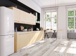 Płytki kuchenne. drewnopodobne, jasne - Absolut Keramika Palau light 15x90 cm. Jasna kuchnia z płytkami drewnopodobnymi na podłodze, jasne szafki, biała lodówka.