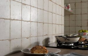Płytki kuchenne retro - Peronda Fs ARTISAN-B 33x33 cm. Ściana w kuchni z białymi - kremowymi płytkami Peronda.