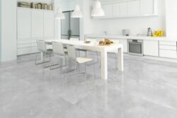 Płytki marmurowe w kuchni - ABSOLUT KERAMIKA SAJALIN grey. Płytki imitujące szary marmur z białymi żyłkami w kuchni na podłodze