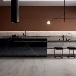 Płytki marmurowe w kuchni - FLAVIKER Supreme Evo noir laurent. Włoskie kafelki imitujące czarny marmur ze złotym żyłkowaniem na ścianę lub podłogę.