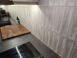 Płytki między szafkami w kuchni - Bari Silver Decor 6x24,6