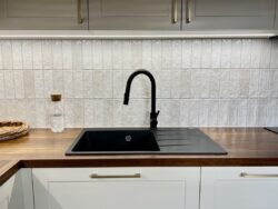 Płytki na fartuch kuchenny - Harmony RIAD WHITE 6,5x20. Małe płytki cegiełki w kolorze białym z błyszczącą, rzemieślniczą powierzchnią. Płytki do kuchni na ścianę.