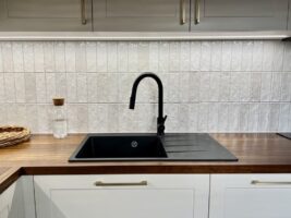 Płytki na fartuch kuchenny - Harmony RIAD WHITE 6,5x20. Małe płytki cegiełki w kolorze białym z błyszczącą, rzemieślniczą powierzchnią. Płytki do kuchni na ścianę.