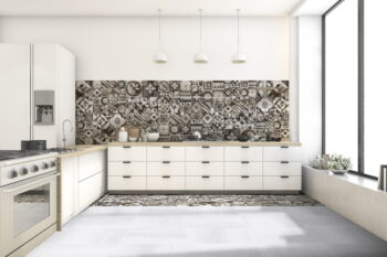 Płytki podłogowe półpoler - Absolut Keramika Baffin Pearl Lappato 60x60. cm. Kuchnia z kafelkami lappato, imitującymi beton na podłodze w kolorze perłowym - szarym.