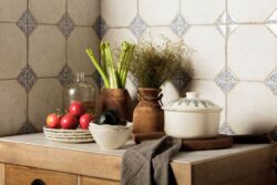 Płytki rustykalne do kuchni - Peronda Fs FIELD BLUE LT 45,2x45,2 cm. Śliczne, postarzane płytki hiszpańskie z niebiesko - białymi wstawkami w połysku.