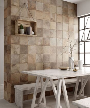 Płytki rustykalne na ścianę - Peronda FS Alora 45x45 cm. Płytki na ścianie w kuchni w stylu rustykalnym tworzące ciepłą, domową atmosferę wnętrza. na zdjęciu biały stół z ławkami.