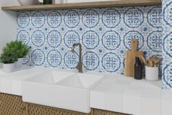 Płytki ścienne do kuchni wzory - Peronda Harmony MESTRAL ROSETTE 22,3x22,3 cm. Biało niebieskie kafelki na ścianie w kuchni za zlewozmywakiem.