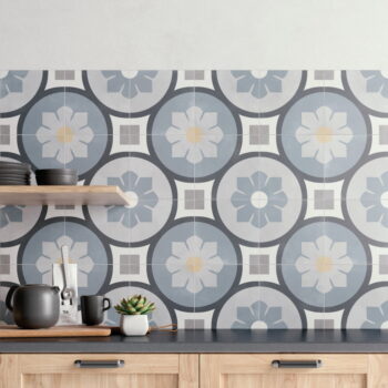 Płytki we wzory do kuchni - Peronda Harmony Aruba Bloom Blue 22,3x22,3 cm. Kafelki z motywem kwiatowym w kuchni na ściannie.