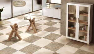 Płytki ze wzorami, podłoga - Absolut Mikonos 60x60 cm. Podłoga w kuchni pokryta płytkami imitującymi dywan oraz bazowymi, beżowymi płytkami.