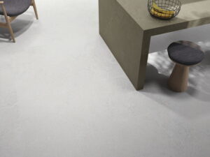 Podłoga gres - CIFRE Norwich White N-Plus Rect. R10. Kuchnia z jasnoszarym, antypoślizgowym gresem na podłodze, imitującym beton.