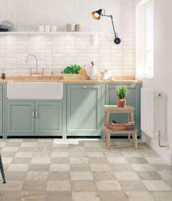 Podłoga szachownica w kuchni - Peronda Fs Checker Silver 45x45cm. Hiszpańskie kafelki postarzane w biało - szara szachownicę.