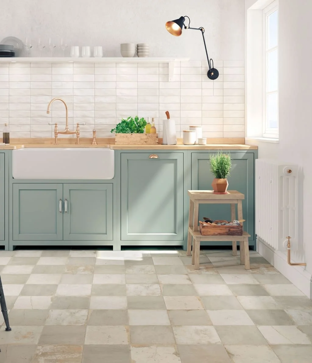 Podłoga szachownica w kuchni - Peronda Fs Checker Silver 45x45cm. Hiszpańskie kafelki postarzane w biało - szara szachownicę.