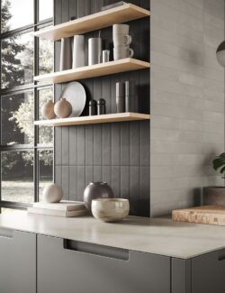 Sciana w kuchni z płytkami cegiełkami Marca Corona Miniature Cera J413 Nero Inchiostro 6x24 cm w kolorze antracytu