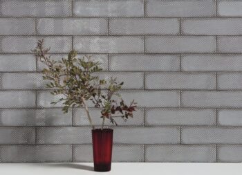 Srebrne płytki dekoracyjne ścienne - Peronda Harmony Highland Moonlight 7.5x30cm. Hiszpańska glazura dekoracyjna ścianę z geometrycznym wzorem - jodełką, chevron