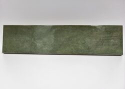 Zielone kafelki do kuchni - Harmony BARI GREEN 6×24,6 cm. Płytki kuchenne z błyszczącą, poprzecieraną , lekko wklęsłą powierzchnią. Kafelki idealne jako fartuch kuchenny.
