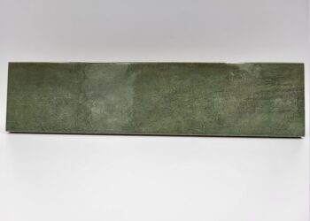 Zielone kafelki do kuchni - Harmony BARI GREEN 6×24,6 cm. Płytki kuchenne z błyszczącą, poprzecieraną , lekko wklęsłą powierzchnią. Kafelki idealne jako fartuch kuchenny.