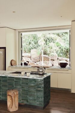 Zielone kafelki do kuchni, Marazzi Crogiolo Lume Forest. Płytki w formacie cegiełki 6x24cm z błyszczącą postarzaną powierzchnią. Dzięki różnicy w odcieniu zielonego i różnym wzorom na powierzchni, płytki dają unikalny wygląd każdej ścianie.