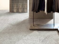 Dywan z płytek - Refin Fossil Brown 60x60 cm. Płytki na podłodze wyglądające jak dywan z kremową powierzchnia pokryta brązowym wzorem.