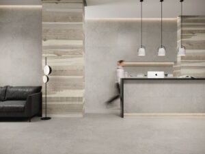 Gres do salonu - CIFRE Norwich Pearl N-Plus Rect. R10 60X120. Salon z perłowymi - szarymi płytkami gresowymi na podłodze i ścianie.
