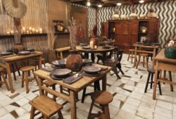 Kafelki patchworkowe - Peronda Fs Wabi Arrow 33x33 cm. Jadalnia z płytkami Peronda na podłodze i ścianie.