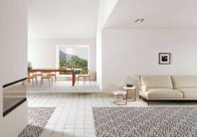 Kafelki w salonie - Peronda Harmony LENOS MIRABELLO 22,3×22,3 cm. Podłoga w postarzanych biało - czarnych płytkach ze wzorem.