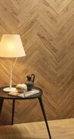 Małe kafelki gresowe drewnopodobne na ścianie - Emil Ceramica Playwood Playbrick Intense Oak Naturale gres 5,3x30