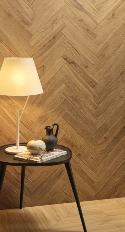 Małe kafelki gresowe drewnopodobne na ścianie - Emil Ceramica Playwood Playbrick Intense Oak Naturale gres 5,3x30