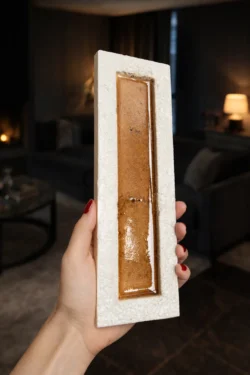 Płytka 3d cegiełka brązowa do salonu Natucer SUNRISE-W BROWN 8x27. Błyszczący środek w kolorze brązowym, miodowym i matowa chropowata biała ramka.