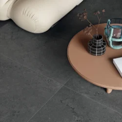 Płytka La Faenza Algarve Dark Grey 120x120 – ciemny gres jak kamień na podłodze