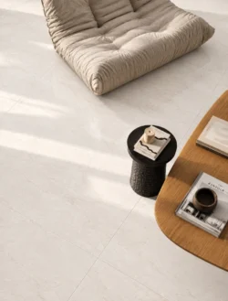 Płytka La Faenza Blanco White 120x120 BLANCO6 – kremowy gres jak kamień salon na podłodze. Delikatne żyłki, matowa, kremowa powierzchnia.