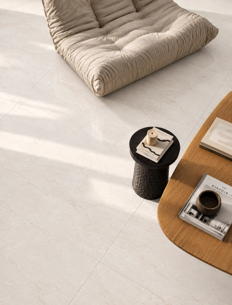 Płytka La Faenza Blanco White 120x120 BLANCO6 – kremowy gres jak kamień salon na podłodze. Delikatne żyłki, matowa, kremowa powierzchnia.