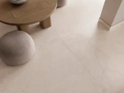 Płytka na podłodze Fanal Bellagio Beige NSoft. Kafle w jasnym beżu z satynową, imitującą kamień powierzchnią.