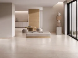 Płytka w salonie na podłodze Fanal Bellagio Beige NSoft. Jasny beż, delikatna imitacja kamienia.