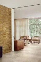 Beżowe płytki w salonie na ścianie - MARAZZI Lume Beige Lx 6x24cm. Włoskie kafelki cegiełko w podłużnym kształcie w różnych odcieniach.