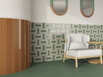 Płytki cegiełki z kolekcji Peronda Harmony Glint 5x15cm na podłodze i ścianie w salonie w kolorach zielonym i glinianym.