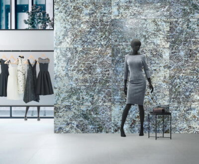 Płytki dekoracyjne na ścianę- APAVISA Metal Inedita blue natural. Płytki na ścianie w salonie sklepowym.