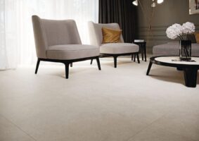 Płytki imitujące beton do salonu - CIFRE Ever cream 60×120 cm. Hiszpańskie płytki gresowe, beżowe z efektem betonu w salonie na podłodze.