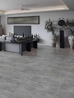 Płytki imitujące beton do salonu - Absolut Layen Mica 60.8x60.8 cm. Podłoga w salonie z płytkami przypominającymi beton w odcieniach szarości.