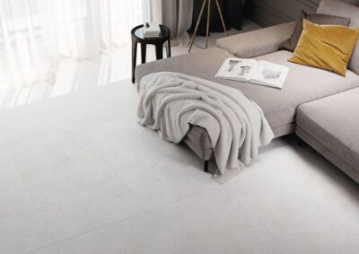 Płytki imitujące beton na podłogę - CIFRE Ceramica Ever white 120×60 cm. Hiszpańskie jasne płytki podłogowe w salonie.