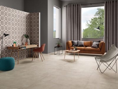 Płytki imitujące beton na podłogę - Sintesi Flow taupe. Płytki gresowe w kolorze szarobrązowym na podłodze w salonie.