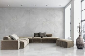 Płytki imitujące marmur w salonie - ABSOLUT KERAMIKA SAJALIN grey. Szare gresy z białym żyłkami na podłogę lub ścianę.