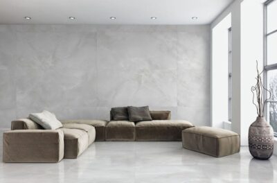 Płytki imitujące marmur w salonie - ABSOLUT KERAMIKA SAJALIN grey. Szare gresy z białym żyłkami na podłogę lub ścianę.
