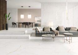 Płytki imitujące marmur w salonie ITT Syrac Satin 120x120cm. Biały marmur ze złotą żyłą