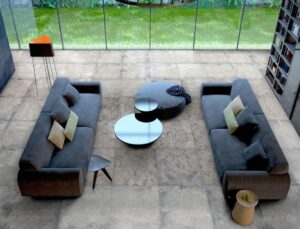 Płytki lappato na podłodze w salonie - Absolut Memphis lappato 60X60 i Absolut Troya Lappato 60x60cm.