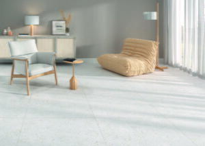 Płytki lastryko terrazzo - Peronda Harmony SENSA WHITE SP/90X90/R. Salon z kaflami lastryko na podłodze w kolorze białym. Płytki terazzo od hiszpańskiej fabryki Peronda Harmony.