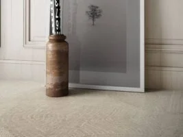 Płytki ozdobne ze wzorem na podłodze - Refin Fossil beige 60x60 cm. Kwadratowe kafle podłogowe w kolorze beżowym z brązowym wzorem.