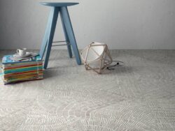 Płytki podłogowe dywan - Refin Fossil Brown 60x60 cm. Kafle z kremową powierzchnią oraz brązowym wzorem w matowym wykończeniu.