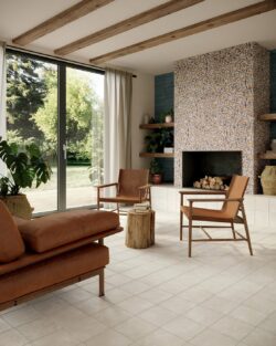 Płytki podłogowe, matowe, szare - Marca Corona Terracreta MARNA 20x20 cm. Kwadratowe, antypoślizgowe, matowe płytki w salonie na podłodze.